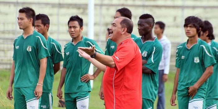 Raja Isa sewaktu menjadi pelatih PSMS Medan di ISL musim 2011.