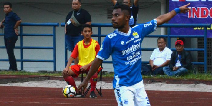 Bek Kiri Persib Bandung, Ardi Idrus saat menghadapi Sriwijaya FC di Stadion Gelora Bandung Lautan Ap
