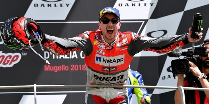 Pembalap Ducati, Jorge Lorenzo, berpose di podium setelah finis pertama pada balapan MotoGP Italia 2018 di Sirkuit Mugello.
