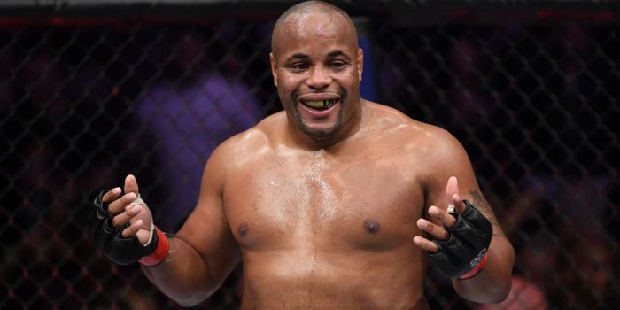 Daniel Cormier bisa bunuh petinju Youtuber.