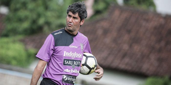 Pelatih Anyar Bali United, Stefano Cugurra, saat Memimpin Langsung Latihan Tim