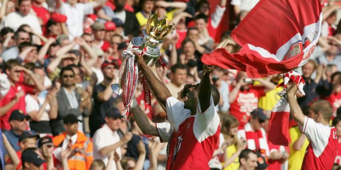  Pemain Arsenal, Sol Campbell, mengangkat trofi Liga Inggris saat merayakan kemenangan Arsenal pada 