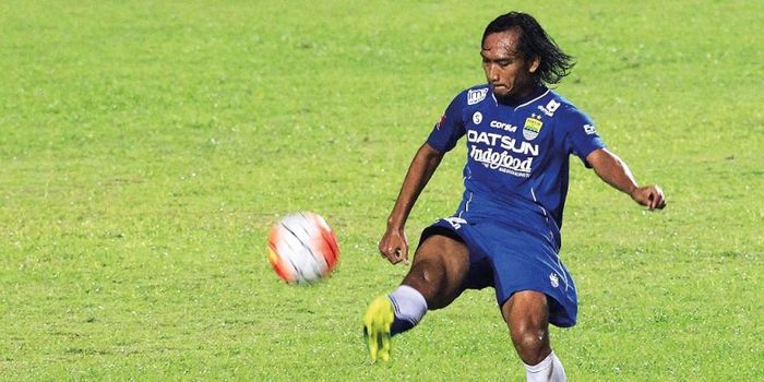 Persib Bandung midfielder, Hariono, blocks the ball against Mitra Kukar in the Tora match