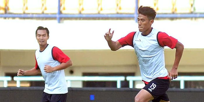 Pemain Arema FC, Hanif Sjahbandi (kanan), berlatih di Stadion Gelora Bandung Lautan Api, Rabu (12/9/