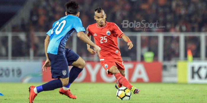 Aksi gelandang Persija Jakarta, Riko Simanjuntak, dalam pertandingan kelima Grup H Piala AFC 2018 kontra Johor Darul Takzim.