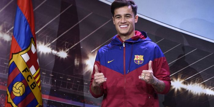 Gelandang baru FC Barcelona, Philippe Coutinho, tersenyum pada acara presentasi kepada pers di Barce