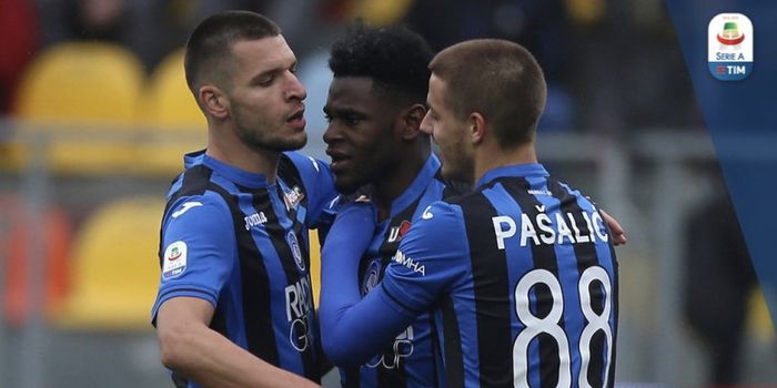 Duvan Zapata (tengah) mencetak 4 gol untuk Atalanta ke gawang Frosinone dalam lanjutan Liga Italia, 