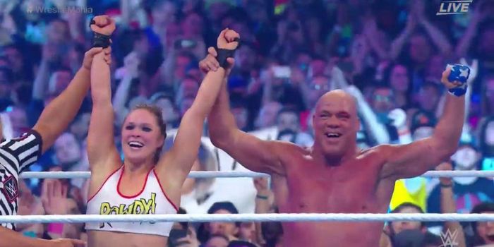 Selebrasi Ronda Rousey (kiri) dan Kurt Angle (kanan) saat memenangi laga pada ajang WrestleMania 34 .