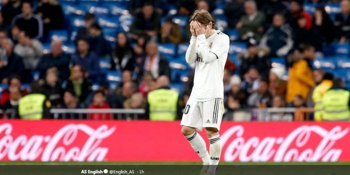 Luka Modric tertunduk lesu dalam partai di mana Real Madrid dikalahkan Real Sociedad dalam lanjutan