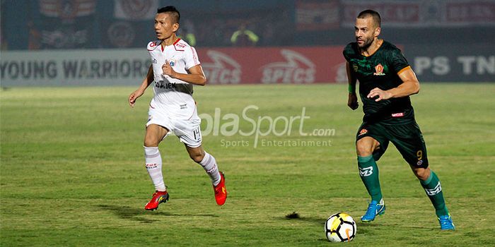 Penyerang PS Tira, Aleksandar Rakic (kanan), dikawal bek Persija Jakarta, Ismed Sofyan, dalam laga p