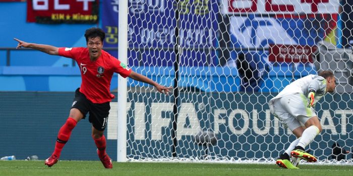  Bek Korea Selatan, Kim Young-gwon, merayakan golnya ke gawang Jerman yang dikawal Manuel Neuer di Piala Dunia 2018.