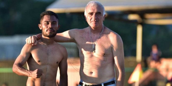 Ardi Idrus dan Mario Gomez berpose telanjang dada pasca pertandingan kontra Perseru Serui pada Kami