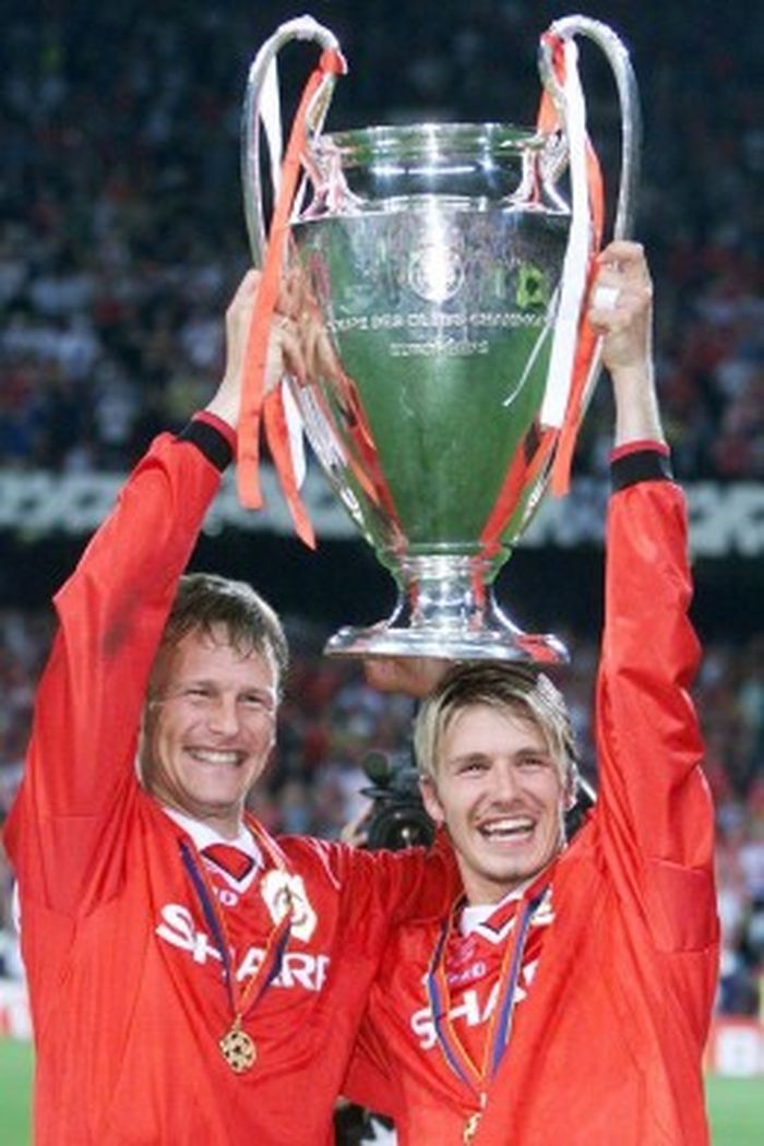 Teddy Sheringham dan David Beckham mengangkat trofi Liga Champions, 26 Mei 1999.