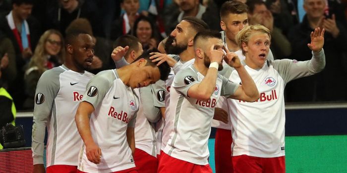 Para pemain Red Bull Salzburg merayakan gol mereka ke gawang Lazio dalam partai Liga Europa di Salzb