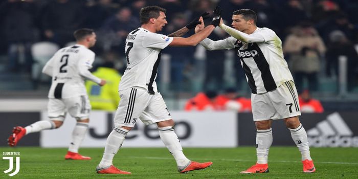Dua pemain Juventus, Cristiano Ronaldo dan Mario Mandzukic, merayakan kemenangan dalam laga Liga Ita