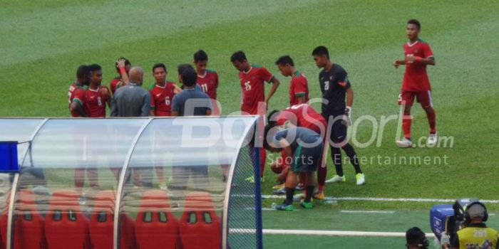 Para pemain timnas Indonesia menjalani water break pada pertandingan versus Kamboja, Kamis (24/8/201