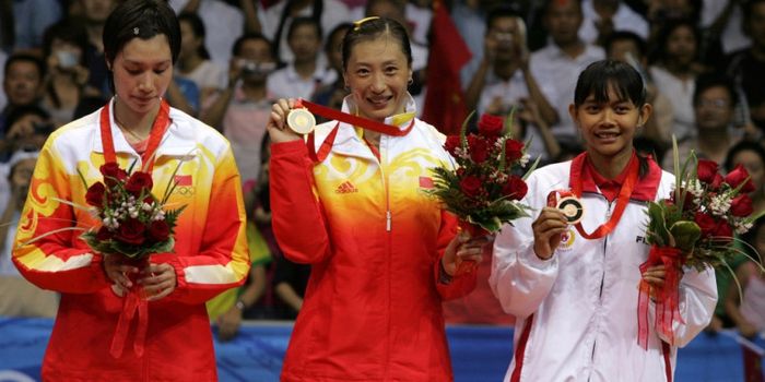Dari kiri ke kanan, Maria Kristin (Indonesia), Zhang Ning (China) dan Xie Xingfang (China) di podium Olimpiade Athena 2004.