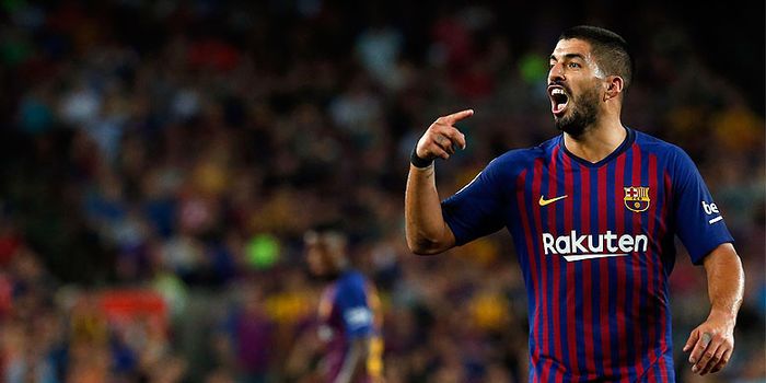 Striker Barcelona, Luis Suarez, memprotes hakim garis saat Barcelona melawan Girona dalam laga lanju