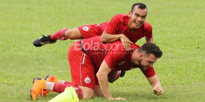 Riko Simanjuntak bercanda dengan Marko Simic pada sela sesi latihan Persija Jakarta di Lapangan 