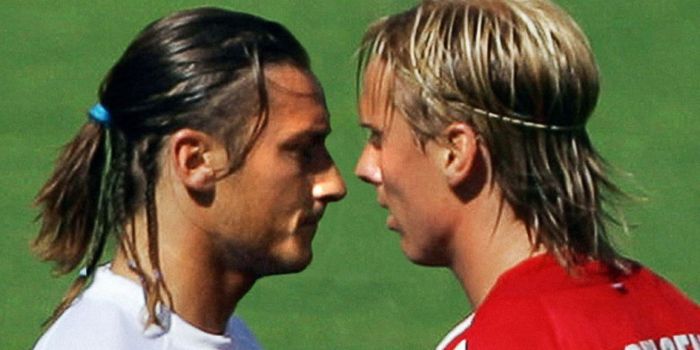 Francesco Totti (kiri) terlibat pertikaian dengan Christian Poulsen dalam partai Grup C Piala Eropa 