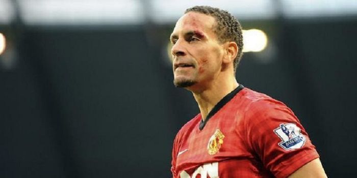  Pelipis Rio Ferdinand berdarah setelah dilempar koin oleh fan Manchester City dalam pertandingan de