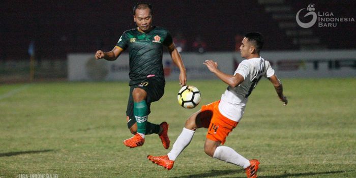 Striker PS Tira, Wawan Febrianto, berebut bola dengan winger Borneo FC, Ambrizal Umanailo dalam lanj