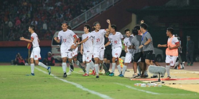 Pemain timnas U-19 Filipinan merayakan gol ke gawang timnas U-19 Indonesia.