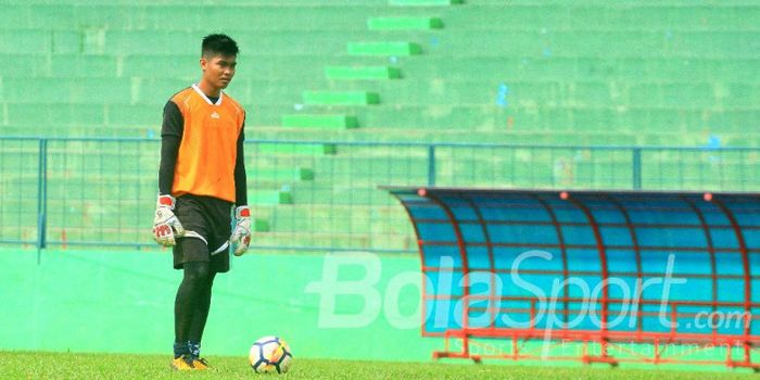 Kiper Arema FC, Kurniawan Kartika Ajie, beraksi pada sesi latihan tim pada Sabtu (30/12/2017).