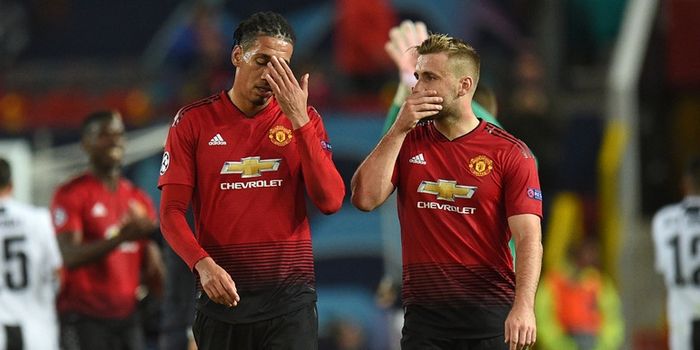 Ekspresi pemain Manchester United, Chris Smalling (kiri) dan Luke Shaw, seusai laga Grup H Liga Cham