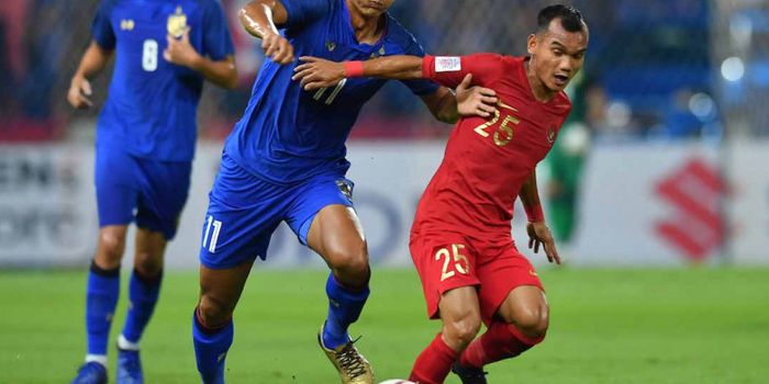 Aksi Riko Simanjuntak saat berlaga melawan Thailand dalam lanjutan laga grup B Piala AFF 2018, di Stadion Rajamangala, Bangkok, 17  November 2018.