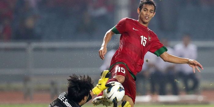 Penyerang timnas Indonesia U-19, Maldini Pali, berjibaku dengan kiper Korea Selatan U-19, Lee Seongwon, dalam laga kualifikasi Grup G Piala AFC U-19 di Stadion Gelora Bung Karno, Senayan, Jakarta, (12/10/2013).