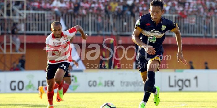 Aksi pemain Persela, Ahmad Birrul Walidain, paga laga Liga 1 kontra Madura United, 4 Agustus 2017.