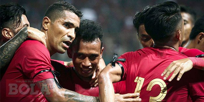            Striker timnas Indonesia, Beto Goncalves (kiri), merayakan gol saat melawan Myanmar pada 