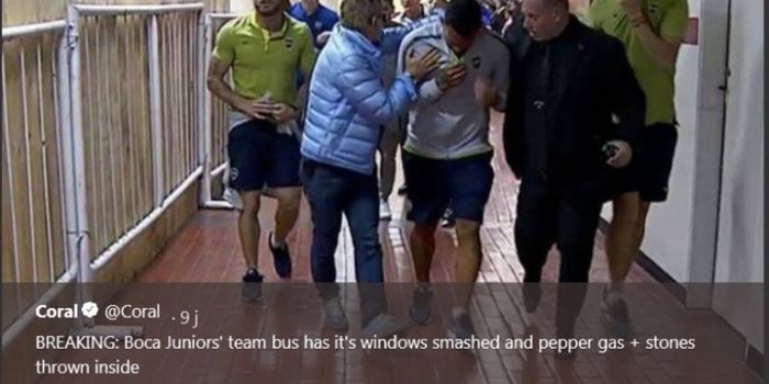 Striker Boca Juniors, Carlos Tevez, terluka akibat lemparan batu yang diarahkan ke bus tim saat menu