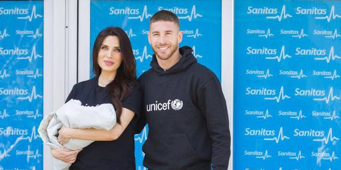  Sergio Ramos (kanan) bersama Pilar Rubio yang menggendong Alejandro Ramos Rubio 