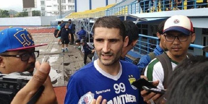 Srdan Lopicic saat melakukan sesi latihan perdana bersama Persib Bandung, Senin (14/1/2019).