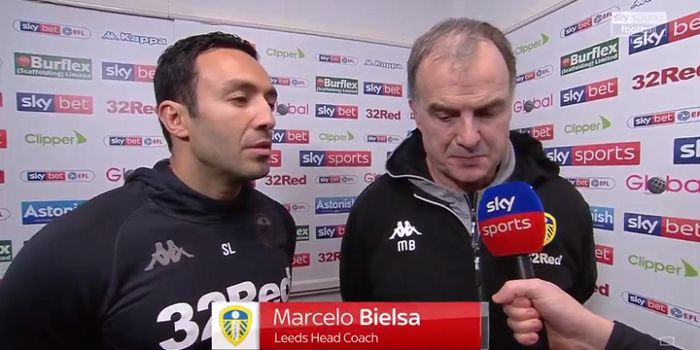 Pelatih Leeds United, Marcelo Bielsa (kanan), mengaku timnya memata-matai latihan Derby County sebel