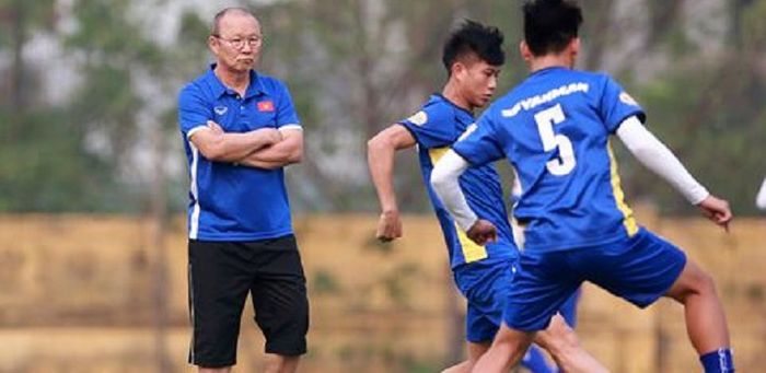 Pelatih timnas U-23 Vietnam, Park Hang-seo mengamati anak-anak asuhnya berlatih. 