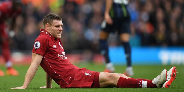 Pemain Liverpool, James Milner, tidak bisa melanjutkan pertandingan setelah mengalami cedera pada la