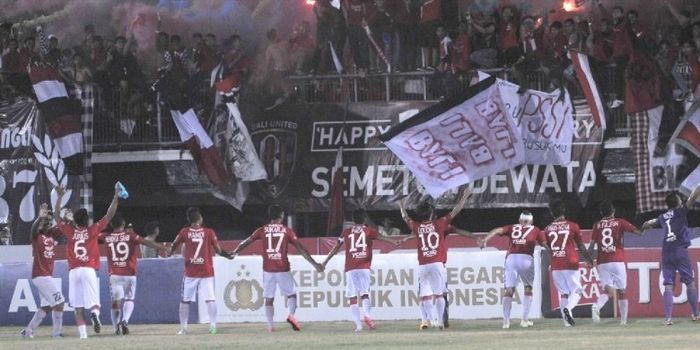 Selebrasi para pemain Bali United di hadapan para suporter klub, Semeton Dewata.