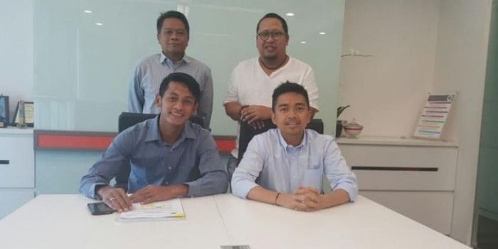 Pelatih Barito Putera, Mundari Karya (kiri belakang) saat penandatanganan kontrak striker Yongki Ari