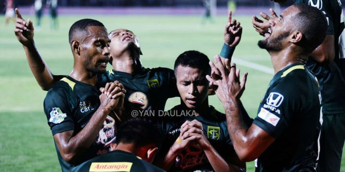 Para pemain Persebaya merayakan gol ke gawang Bali United pada laga Liga 1 2018, Minggu (18/11/2018)