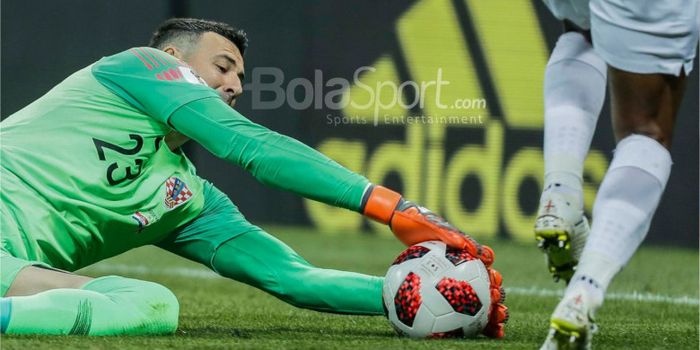 Aksi kiper Kroasia, Danijel Subasic saat melawan Inggris dalam laga semifinal Piala Dunia 2018 melaw