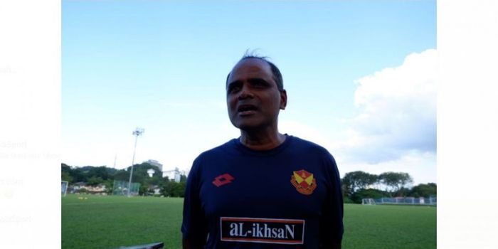 Platih Selangor FA, P Maniam, memberikan keterangan pada Bolasport.com di sela latihan tim di Lapang