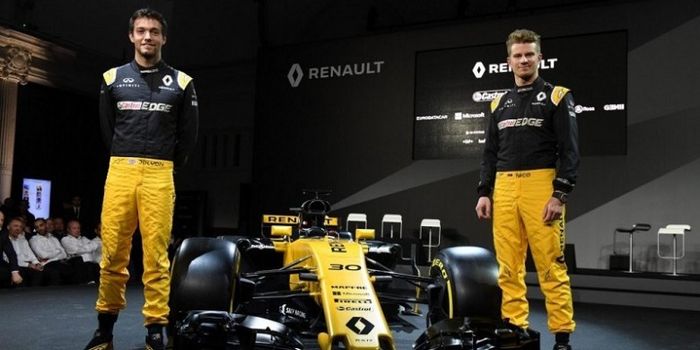 Pebalap Renault Jolyon Palmer (Inggris Raya,kiri) dan Nico Hulkenberg (Jerman) berpose dengan mobil