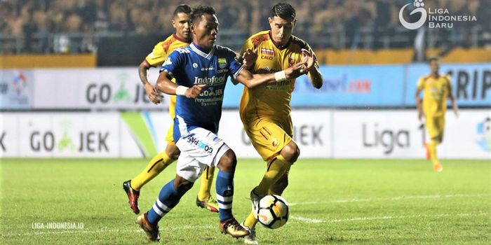 Pemain Sriwijaya FC Esteban Vizcarra mencoba melewati pemain Persib Bandung, Tony Sucipto