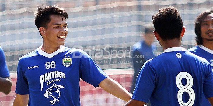 Mantan striker Persib yang saat ini membela Blitar Bandung United, Wildan Ramdhani (kiri), saat mengikuti sesi latihan tim di Gelora Bung Tomo