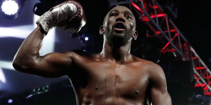 Terence Crawford (Amerika Serikat) lakukan selebrasi setelah berhasil mengalahkan Jeff Horn (Austral