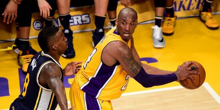 Pebasket Los Angeles Lakers, Kobe Bryant, saat menjalani pertandingan perpisahannya di pentas NBA de