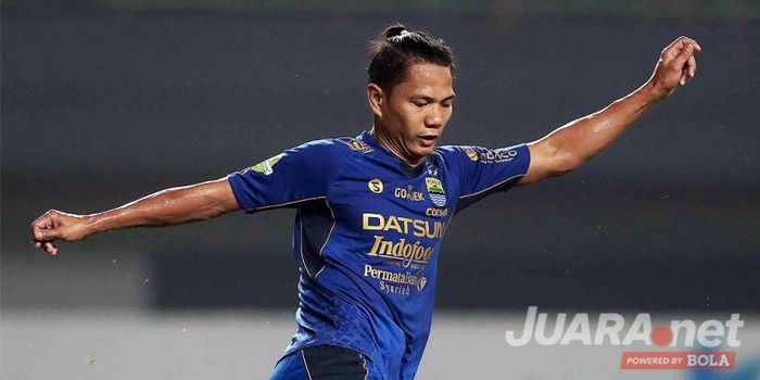 Aksi bek Persib Bandung, Achmad Jufriyanto, saat tampil melawan Bhayangkara FC dalam laga lanjutan L